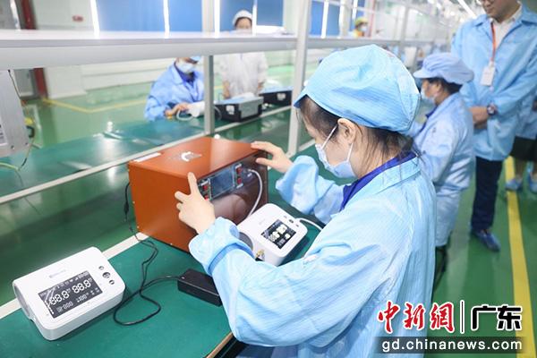 工作人员正在测试血压计。(温思贤 摄)